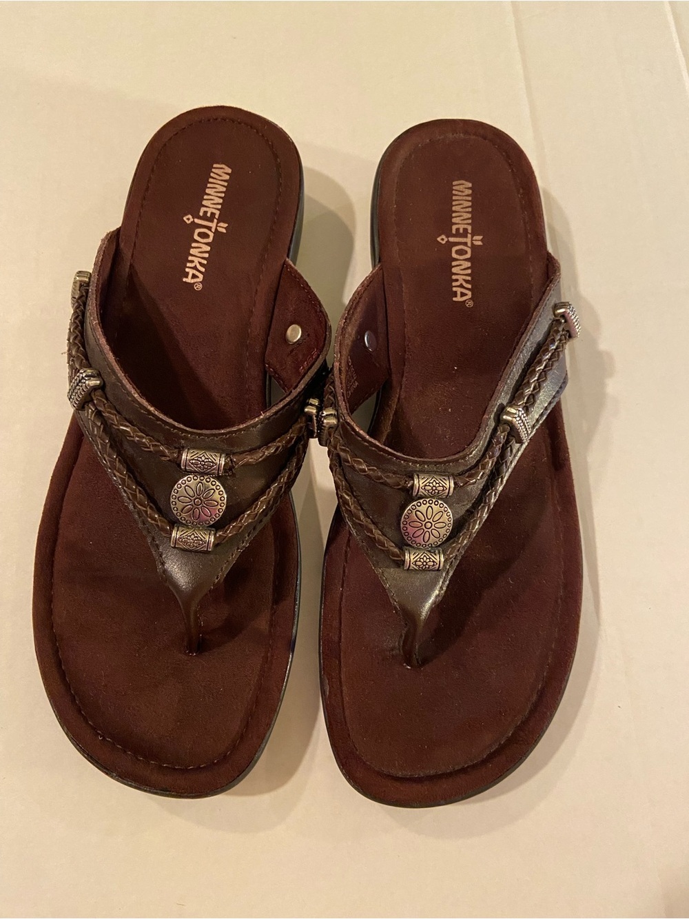 Minnetonka Silverthorne Thong Sandals Brown Leather Braided Silver Concho